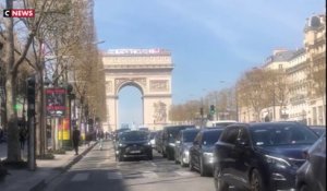 Paris : une banderole contre la réforme des retraites déployée en haut de l'Arc de Triomphe