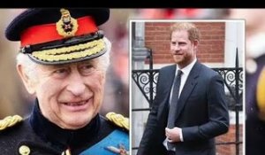 Charles "a raison de se tenir aux côtés du prince Harry", selon un expert, il incombe à King de guér