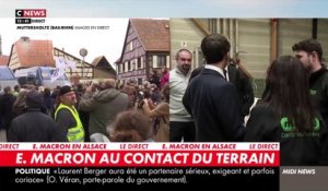 EN DIRECT - Emmanuel Macron: Le Président vient d'arriver dans l'usine à Muttersholz alors que des manifestants sont à l'extérieur et souhaitent interpeller le Président malgré les forces de l'ordre en nombre - Regardez