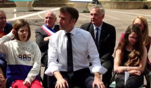Emmanuel Macron veut "des services complets de 35h" pour les accompagnants des élèves en situation de handicap "dès la rentrée prochaine"