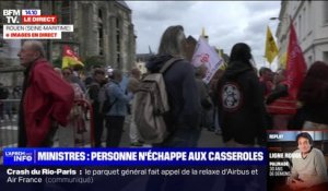Des manifestants équipés de casseroles attendent Marc Fesneau, le ministre de l'Agriculture, à Rouen