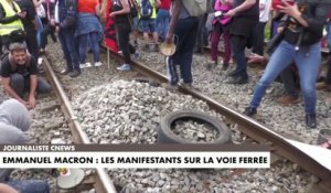 Visite d'Emmanuel Macron à Saintes : les manifestants tentent de bloquer la voie ferrée