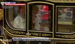 Le roi Charles et la reine Camilla saluent la foule venue assister à la procession vers l'abbaye de Westminster