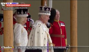 Le roi Charles III et la reine Camilla saluent les corps d'armée
