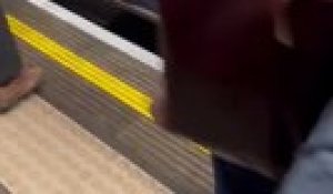 Scènes de panique dans le métro de Londres : Regardez les images effrayantes des passagers qui s'enfuient en cassant les vitres après une alerte incendie