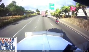 Ce motard finit dans la remorque d'un camion avec sa moto