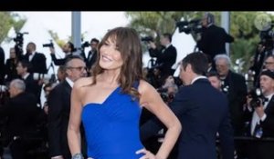 Carla Bruni Sarkozy, son corps de déesse moulé dans une robe bleu roi à Cannes