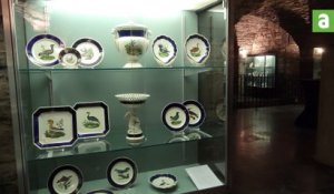La collection de porcelaine de Tournai du musée des Arts décoratifs exposée dans la crypte de l'hôtel de ville
