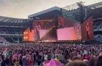 Harry Styles helps fan's gender reveal at Edinburgh concert