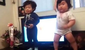 Ces deux bébés danseurs trop mignons vont faire votre journée