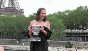Roland-Garros - Swiatek prend la pose avec son trophée dans Paris