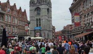 Décrochage de la bâche de soutien à Olivier Vandecasteele du beffroi de Tournai