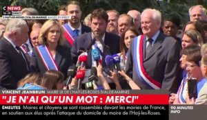 Regardez le discours très fort de Vincent Jeanbrun, le maire de L'Haÿ-les-Roses, après la marche organisée en son soutien: "Le vrai visages des émeutiers, celui d'assassins! Il ont voulu assassiner ma femme et enfants dans leur sommeil"