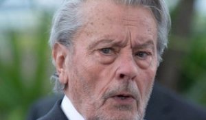 Alain Delon : après les plaintes, la police débarque au domicile de l’acteur, Hiromi conduite à l’hôpital !