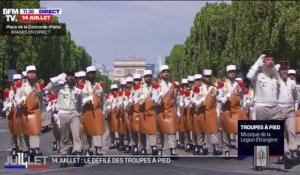 Les pionniers de la Légion étrangère entament leur défilé sur les Champs-Élysées