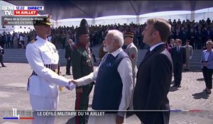 Emmanuel Macron salue les troupes indiennes avec le Premier ministre indien Narendra Modi