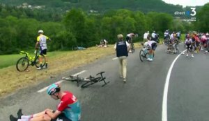 Tour de France - Regardez les images de l'énorme chute du peloton avec des dizaines de coureurs à terre et blessés - La course est arrêtée