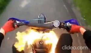 Quand ton scooter prend feu en pleine route... chaud