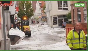 Frappée par une tempête de grêle, une ville allemande déneige ses rues en plein mois d'août