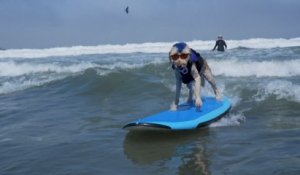 En Californie, des chiens s'affrontent lors des championnats du monde de surf canin