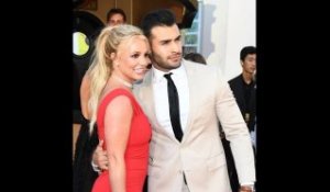 Le mari de Britney Spears brise le silence sur son divorce, tandis que des sources affirment que l