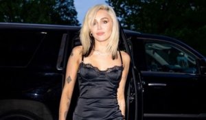 Miley Cyrus : l’absence de sa sœur Noah au mariage de sa mère choque les internautes