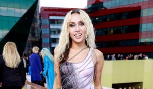 Miley Cyrus se moque de son rôle dans la série Hannah Montana