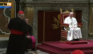 Le pape François a failli tomber pour aller saluer un cardinal