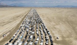 Burning Man : les images spectaculaires de l’évacuation de milliers de festivaliers