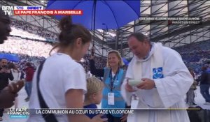 Le pape à Marseille: la communion a débuté au cœur du stade Vélodrome pour les 62 000 fidèles présents
