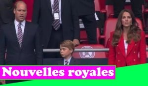 Le prince George fait fondre les cœurs alors que le jeune royal chante l'hymne national lors du choc