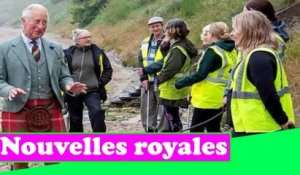 Le prince Charles enfile un kilt alors qu'il rencontre des bénévoles du nettoyage des plages lors d'