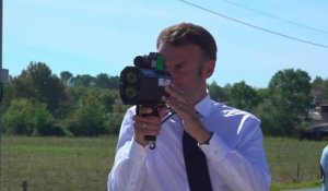 Emmanuel Macron s'essaie au contrôle de vitesse des voitures, en marge de son déplacement dans le Lot-et-Garonne