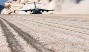 Départ dans le sable d'un C-17
