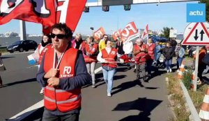 À Saint-Brevin-les-Pins, des agents médico-sociaux manifestent à l'entrée du pont de Saint-Nazaire
