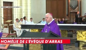 Obsèques de Dominique Bernard : la sortie du cercueil de la cathédrale d'Arras