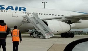 Orly : un Airbus A330 percute une passerelle de passagers sur le tarmac