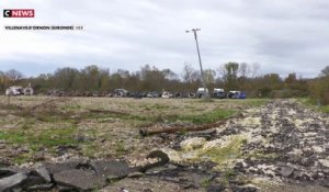 Des déchets après l'évacuation d'un bidonville en Gironde