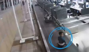 Quand un enfant de 3 ans part faire un tour de tapis à bagages dans un aéroport au Chili