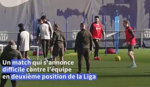 Les joueurs du FC Barcelone s'entraînent avant le match contre Gérone