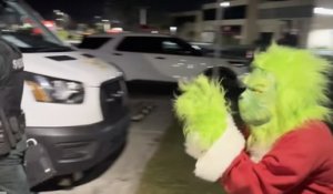 Floride : elle vole les cadeaux de Noël destinés à ses enfants, la police l’arrête en compagnie du Grinch