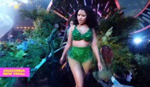 Nicki Minaj chante son tube "Anaconda" en live