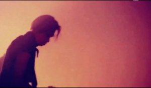 Etienne Daho chante son tube "Epaule tattoo" en live