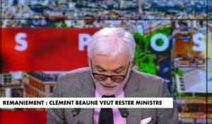 Regardez Pascal Praud qui ironise sur le Ministre Clément Beaune qui menaçait de démissionner il y a un mois mais qui aujourd'hui veut rester : "Un peu de dignité quand même ! Il a peur de perdre sa voiture à cocarde ?"