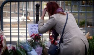 À Paris, les Russes « sous le choc » de l’attentat de Moscou déposent des fleurs devant leur ambassade
