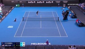 Shelton perd encore un set mais avance au 3e tour