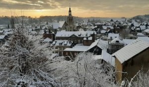 La ville de Bernay (Eure) sous la neige jeudi 18 janvier 2024