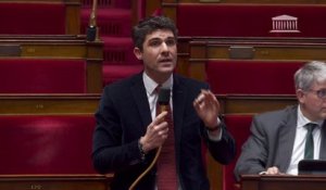 Aurélien Pradié (LR) accuse "certaines" députées "d'hystériser les débats" sur l'IVG, Clémentine Autain et Sandrine Rousseau lui répondent