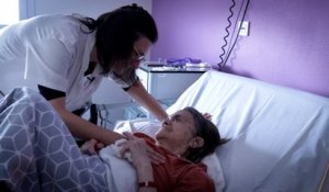 « Elle soigne les âmes » : Sandie, la dame « aux câlins » qui soulage les patients atteints d'un cancer