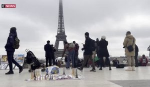 Paris : les vendeurs à la sauvette autour de la tour Eiffel «font quasiment partie du paysage», estime l'adjoint au tourisme